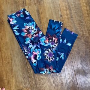 Live love dream blue floral leggings size s/m
